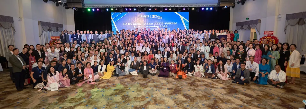 Ảnh tập thể Lễ Kỷ niệm 30 năm FETP-FSPPM và Homecoming 2025
